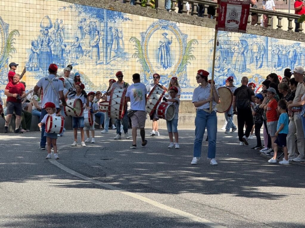  Uma tarde para ver o desfile de Teivas onde os trajes exuberantes fazem a Dança da Morgadinha - Jornal do Centro