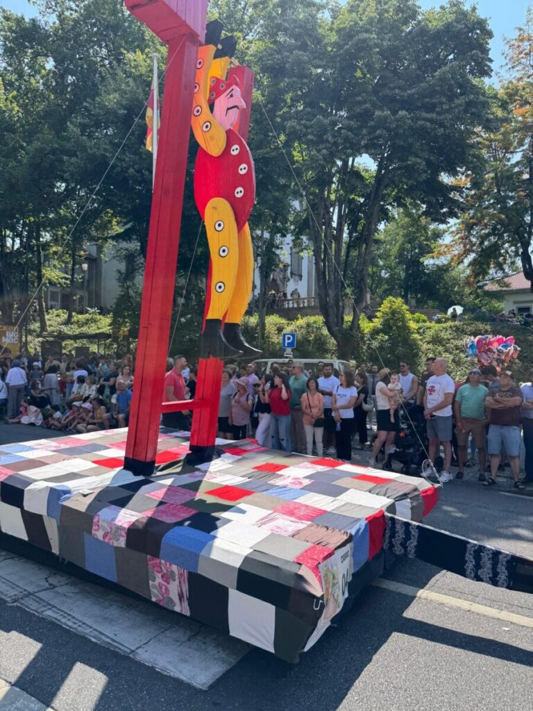  Uma tarde para ver o desfile de Teivas onde os trajes exuberantes fazem a Dança da Morgadinha - Jornal do Centro