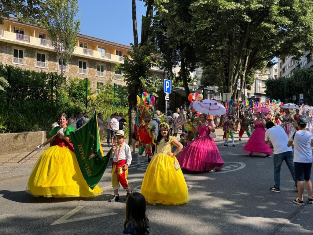  Uma tarde para ver o desfile de Teivas onde os trajes exuberantes fazem a Dança da Morgadinha - Jornal do Centro