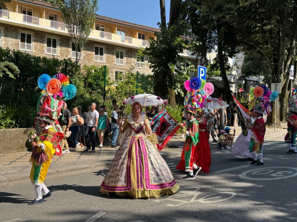  Uma tarde para ver o desfile de Teivas onde os trajes exuberantes fazem a Dança da Morgadinha - Jornal do Centro