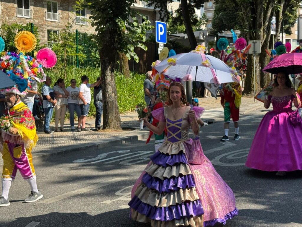  Uma tarde para ver o desfile de Teivas onde os trajes exuberantes fazem a Dança da Morgadinha - Jornal do Centro