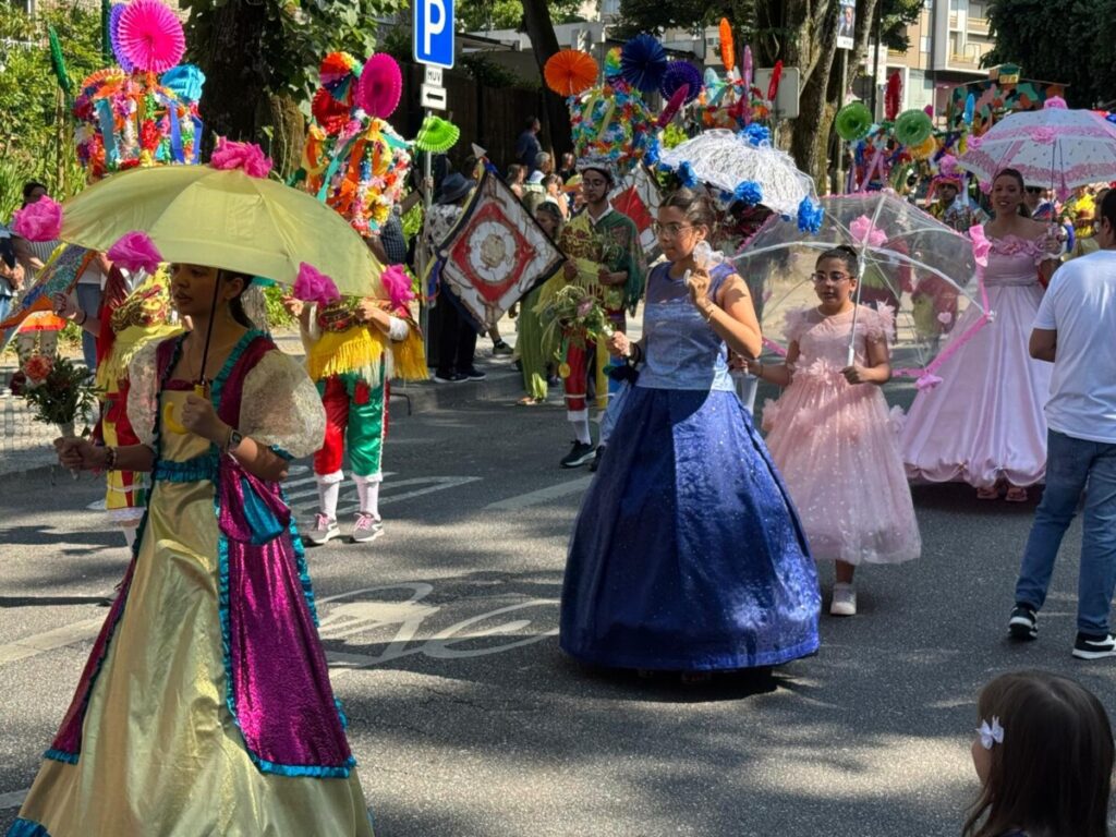  Uma tarde para ver o desfile de Teivas onde os trajes exuberantes fazem a Dança da Morgadinha - Jornal do Centro