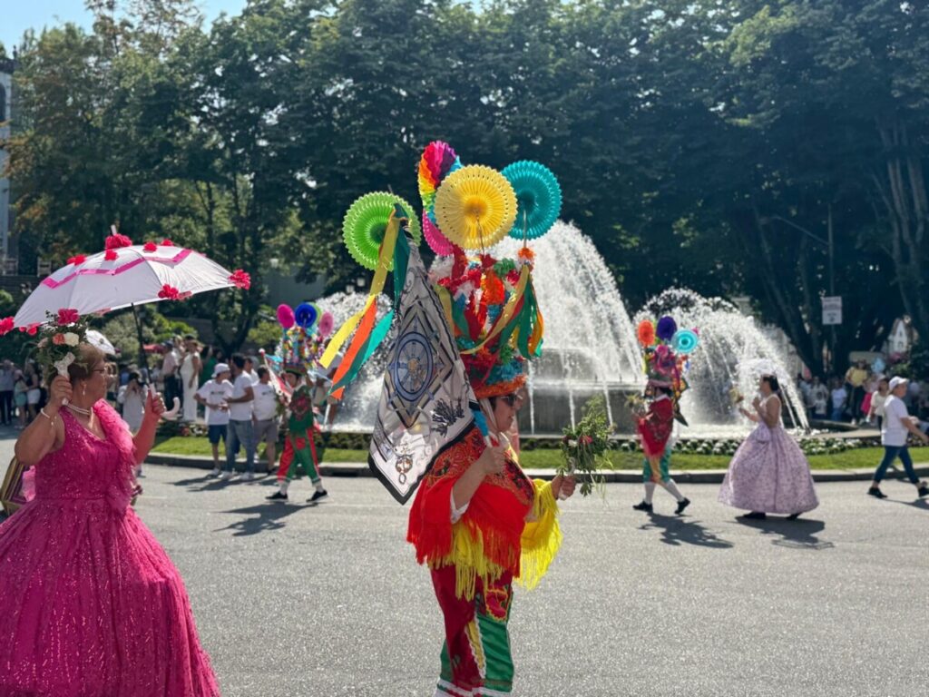  Uma tarde para ver o desfile de Teivas onde os trajes exuberantes fazem a Dança da Morgadinha - Jornal do Centro