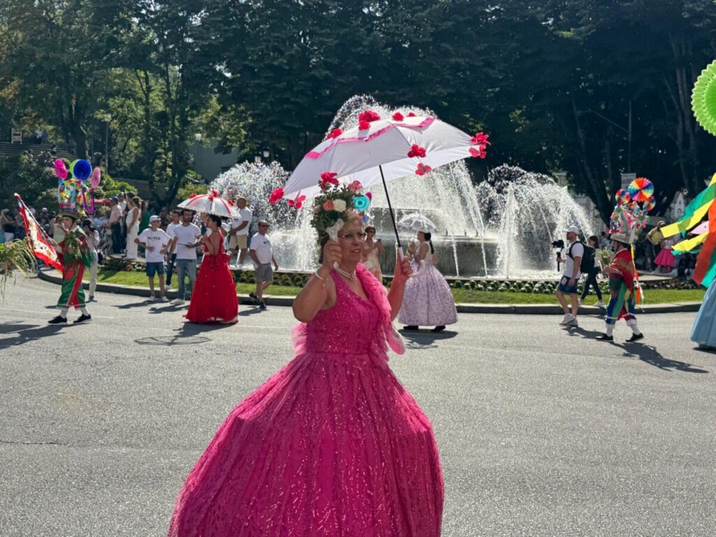  Uma tarde para ver o desfile de Teivas onde os trajes exuberantes fazem a Dança da Morgadinha - Jornal do Centro