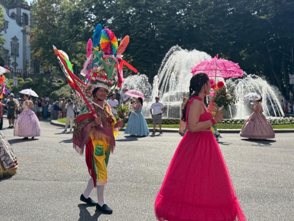  Uma tarde para ver o desfile de Teivas onde os trajes exuberantes fazem a Dança da Morgadinha - Jornal do Centro