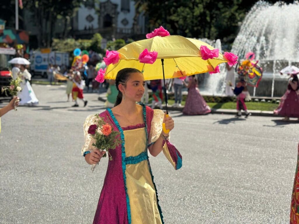  Uma tarde para ver o desfile de Teivas onde os trajes exuberantes fazem a Dança da Morgadinha - Jornal do Centro