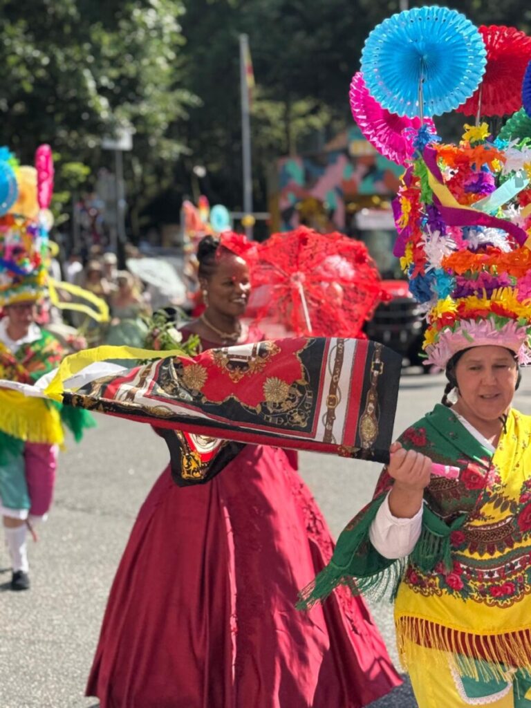  Uma tarde para ver o desfile de Teivas onde os trajes exuberantes fazem a Dança da Morgadinha - Jornal do Centro