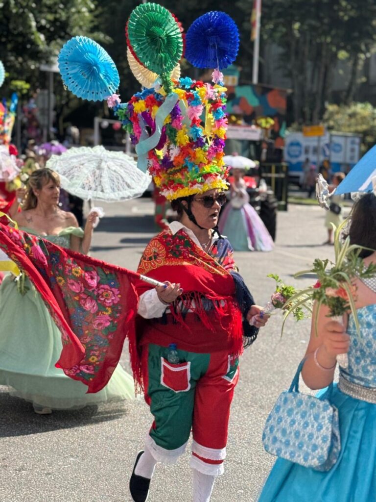  Uma tarde para ver o desfile de Teivas onde os trajes exuberantes fazem a Dança da Morgadinha - Jornal do Centro