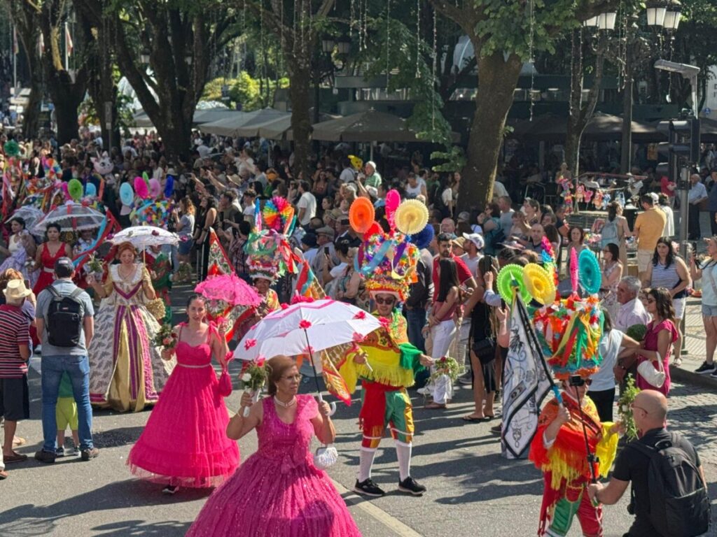  Uma tarde para ver o desfile de Teivas onde os trajes exuberantes fazem a Dança da Morgadinha - Jornal do Centro