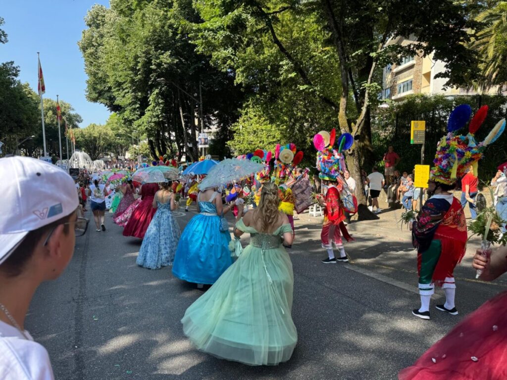  Uma tarde para ver o desfile de Teivas onde os trajes exuberantes fazem a Dança da Morgadinha - Jornal do Centro