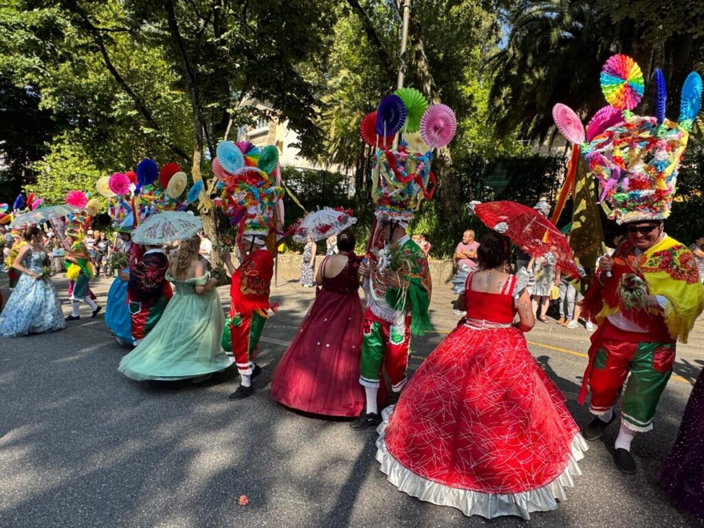  Uma tarde para ver o desfile de Teivas onde os trajes exuberantes fazem a Dança da Morgadinha - Jornal do Centro