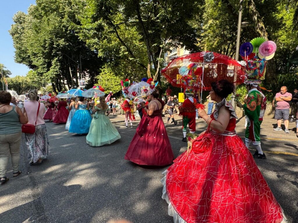  Uma tarde para ver o desfile de Teivas onde os trajes exuberantes fazem a Dança da Morgadinha - Jornal do Centro