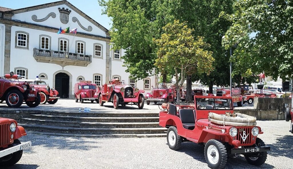  Mais de 20 carros clássicos dos bombeiros brilham em São Pedro do Sul - Jornal do Centro