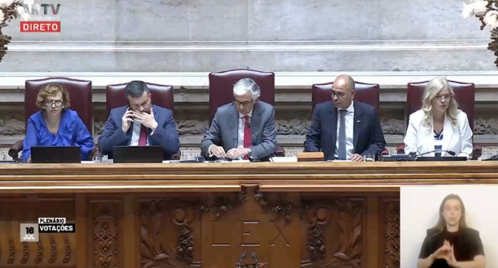  Assembleia da República presta homenagem a José Junqueiro - Jornal do Centro