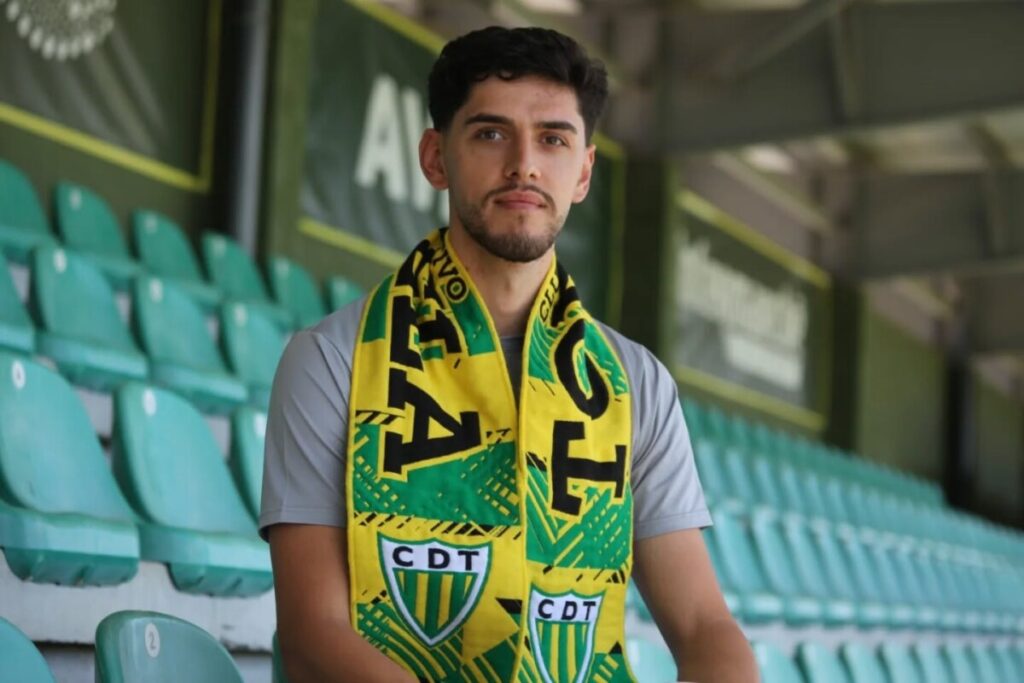  Extremo Afonso Rodrigues assina com o Tondela até 2028 - Jornal do Centro