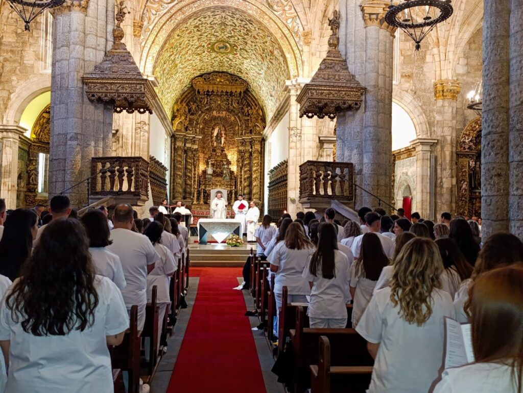  Bispo de Viseu preside à Missa de Finalistas e Bênção das Pastas dos estudantes de Enfermagem - Jornal do Centro