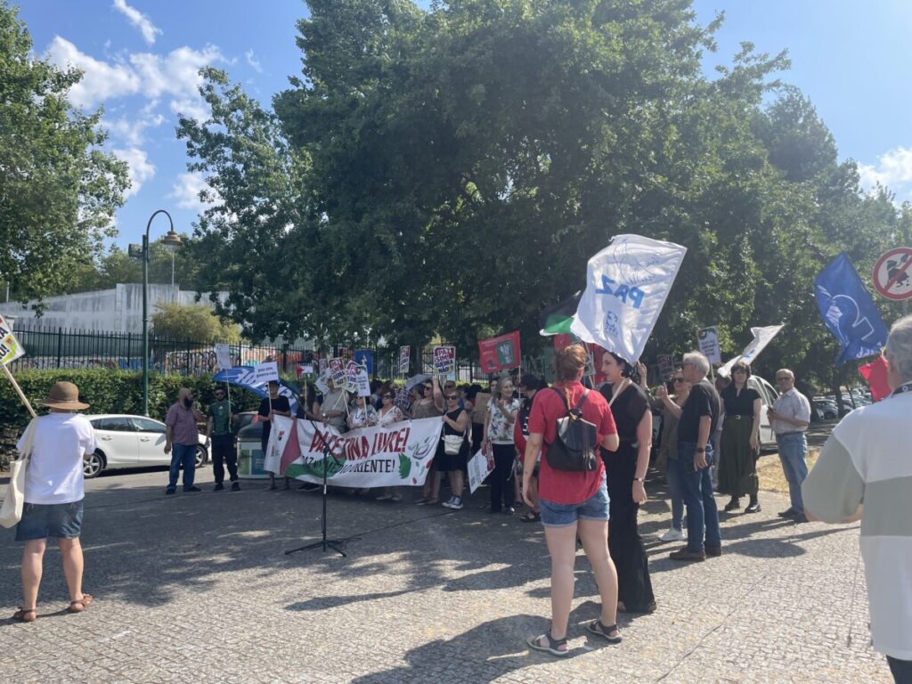  Viseu: Manifestantes apelam à paz e contestam investimento na indústria militar - Jornal do Centro