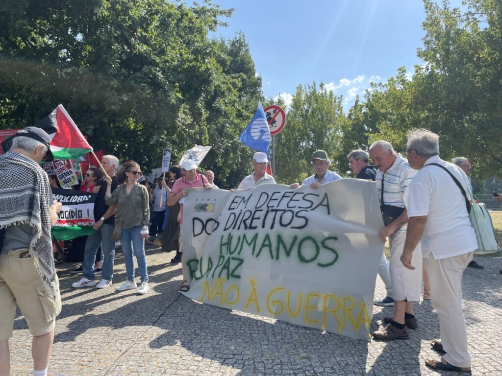  Viseu: Manifestantes apelam à paz e contestam investimento na indústria militar - Jornal do Centro