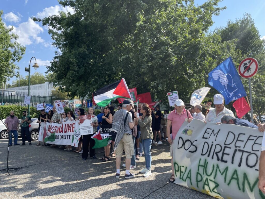  Viseu: Manifestantes apelam à paz e contestam investimento na indústria militar - Jornal do Centro