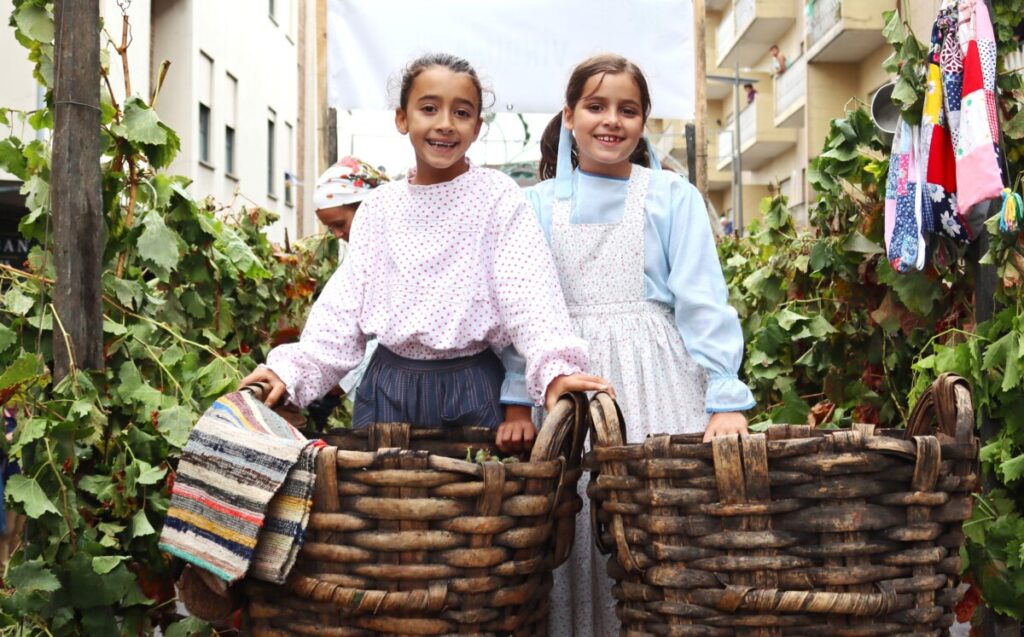  Desfile etnográfico em Lamego com mais de 500 figurantes e para mostrar crossas e capuchas - Jornal do Centro