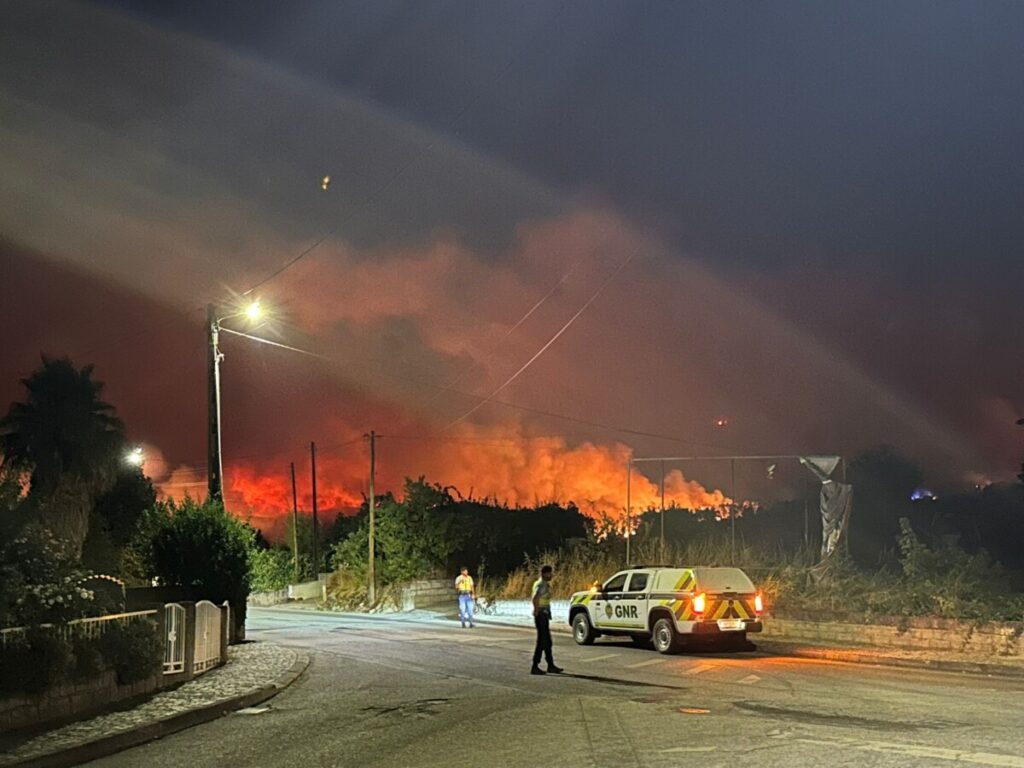  Incêndio deixa três aldeias em alerta e bombeiros com noite “trabalhosa” em Alvite, Moimenta da Beira - Jornal do Centro