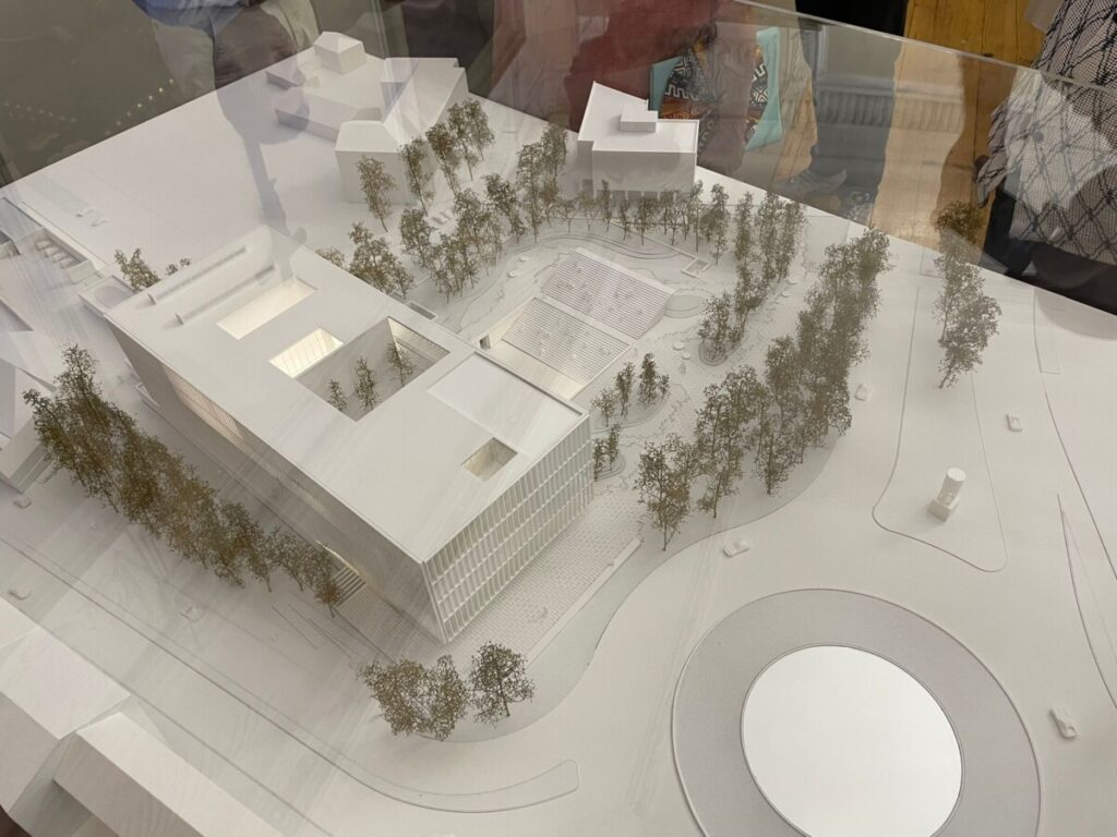 caevis 3 - Jornal do Centro Centro de Artes e Espetáculos de Viseu conta com 1765 lugares, dos quais 760 no anfiteatro ao ar livre