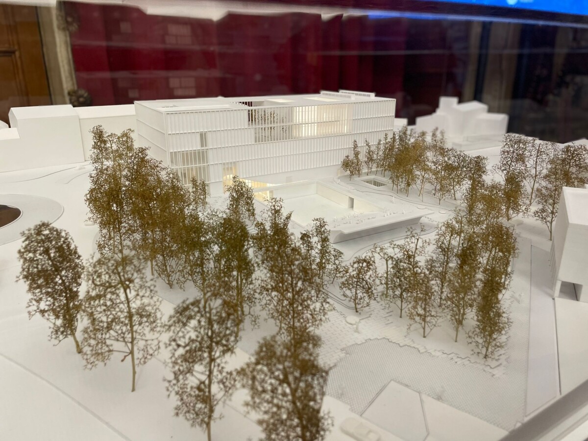 caevis 4 - Jornal do Centro Centro de Artes e Espetáculos de Viseu conta com 1765 lugares, dos quais 760 no anfiteatro ao ar livre