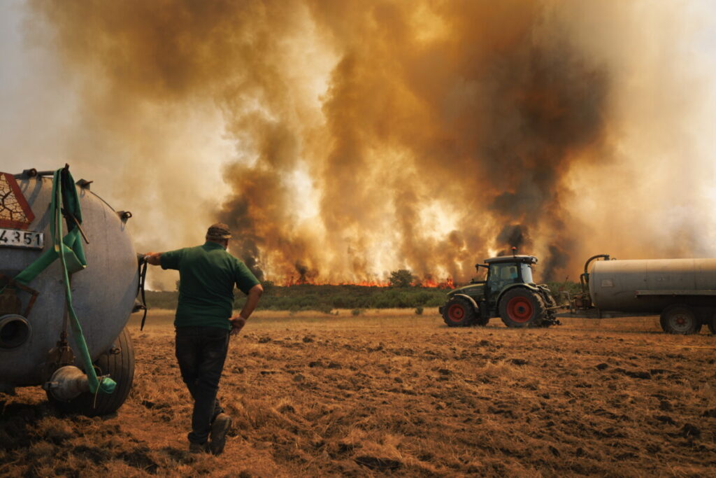  Incêndio deixa três aldeias em alerta e bombeiros com noite “trabalhosa” em Alvite, Moimenta da Beira - Jornal do Centro