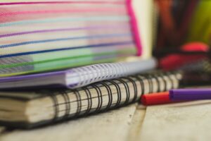 livros cadernos escolares foto genérica