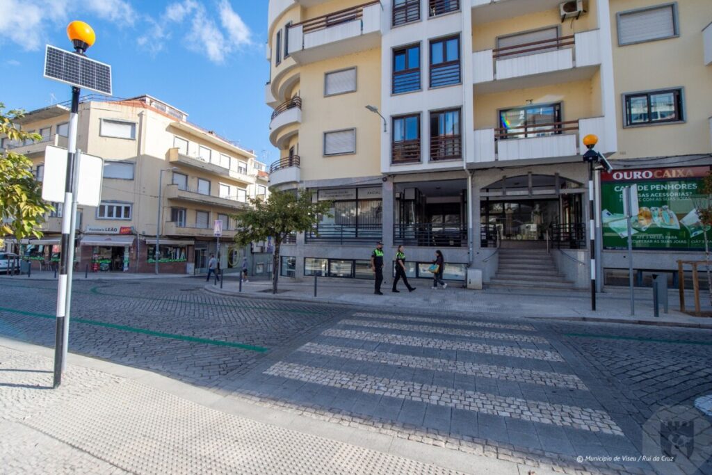  Avenida Alberto Sampaio, em Viseu, tem novos equipamentos de sinalização de passadeiras - Jornal do Centro