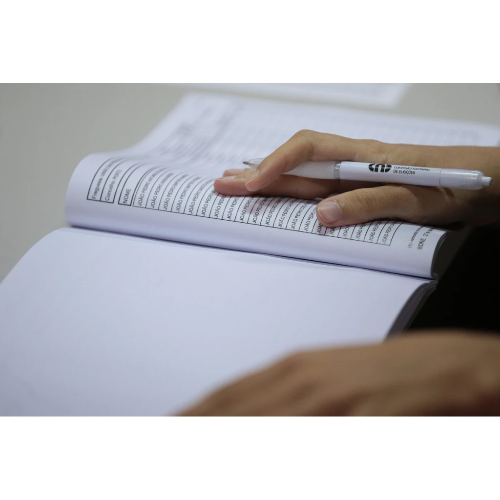 Delegado à mesa de voto consulta a lista de eleitores para a Câmara Municipal do Porto, 12 de outubro de 2025. Decorrem este domingo as eleições autárquicas em Portugal onde mais de 9,3 milhões de eleitores podem votar. Os eleitores vão escolher os órgãos dirigentes das 308 Câmaras Municipais, 308 Assembleias Municipais e 3.221 Assembleias de Freguesia, pelo que há três boletins de voto. MANUEL FERNANDO ARAÚJO/LUSA Votação decorre com normalidade no distrito de Viseu, assegura PSP e GNR