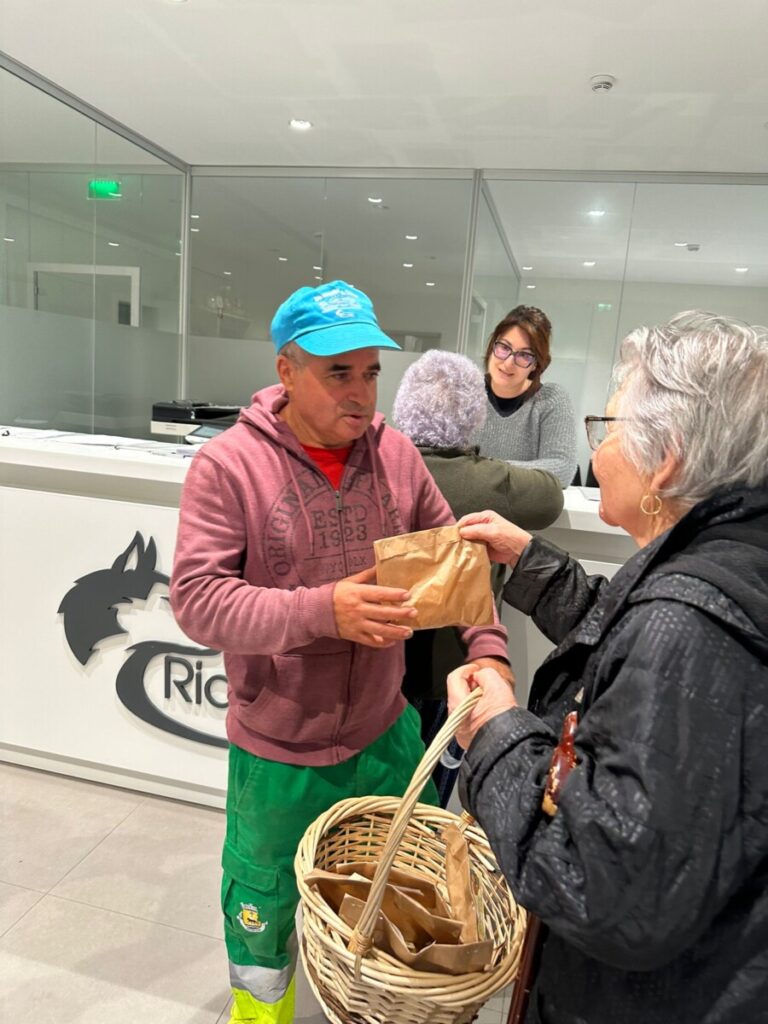  Em Rio de Loba, reinventa-se a tradição do “Pão por Deus” e em vez de pedir… distribui-se