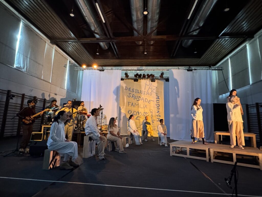  Imigrantes participam em espetáculo que cruza histórias, teatro e música em Viseu