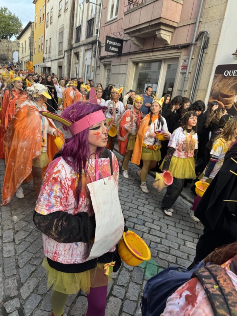 latada 20251 - Jornal do Centro O barulho das latas e os cânticos de cada curso, uns mais atrevidos, outros mais comedidos (c/fotogaleria)