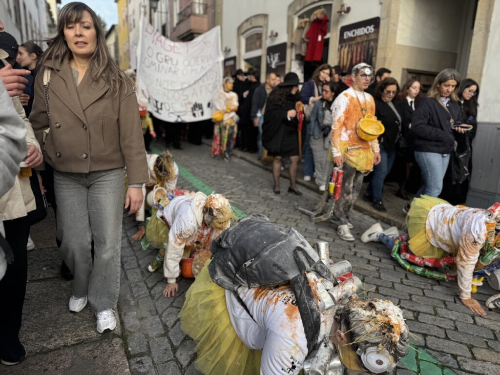 latada 202510 - Jornal do Centro O barulho das latas e os cânticos de cada curso, uns mais atrevidos, outros mais comedidos (c/fotogaleria)