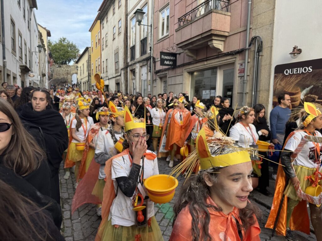 latada 202512 - Jornal do Centro O barulho das latas e os cânticos de cada curso, uns mais atrevidos, outros mais comedidos (c/fotogaleria)