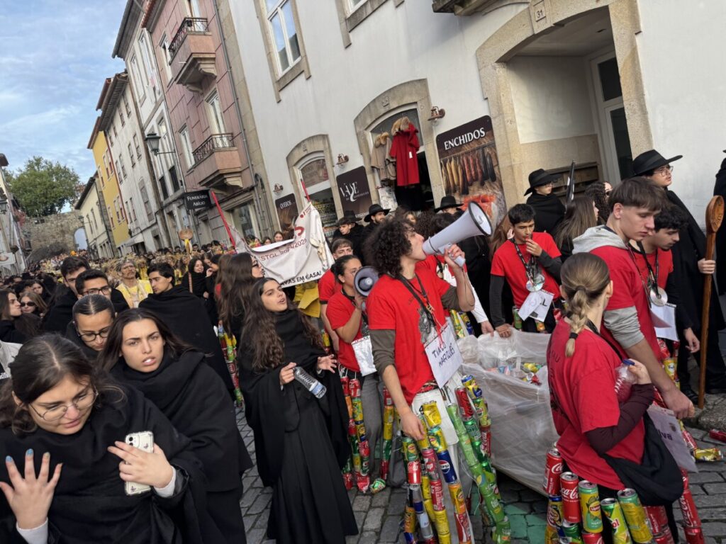 latada 202513 - Jornal do Centro O barulho das latas e os cânticos de cada curso, uns mais atrevidos, outros mais comedidos (c/fotogaleria)