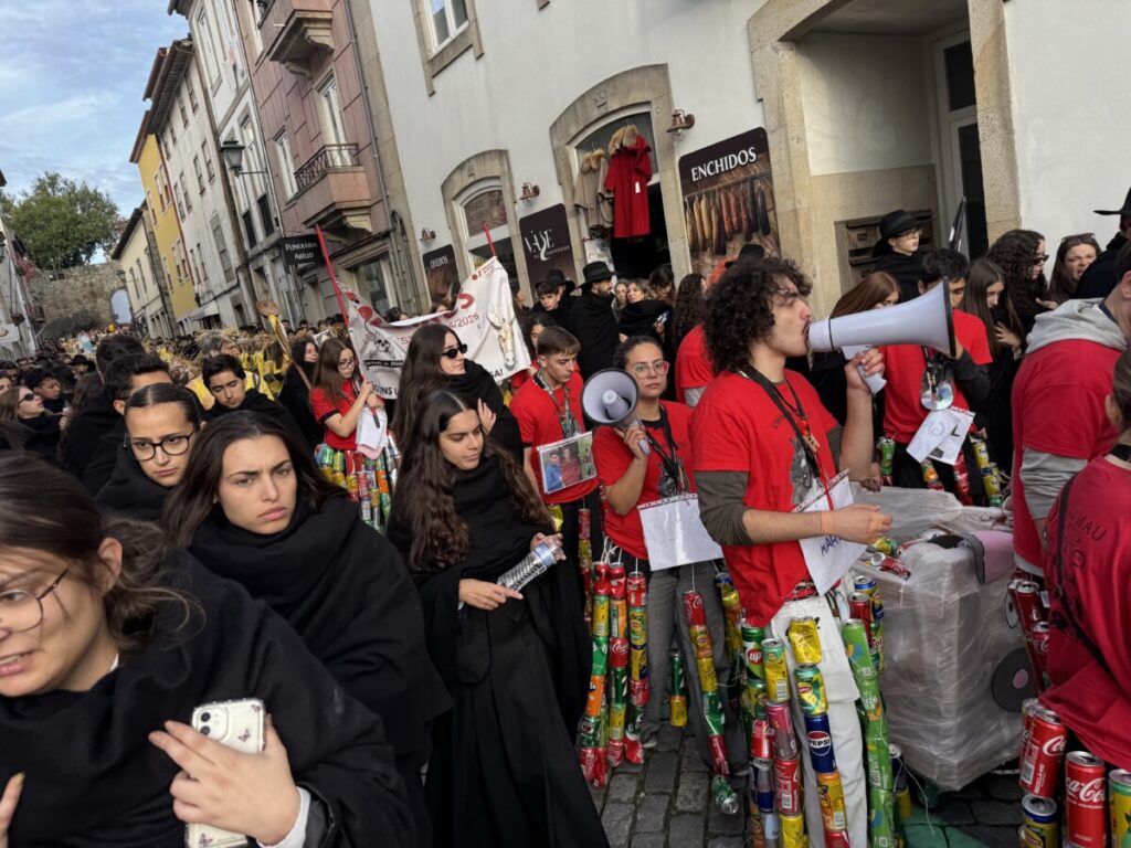 latada 202514 - Jornal do Centro O barulho das latas e os cânticos de cada curso, uns mais atrevidos, outros mais comedidos (c/fotogaleria)