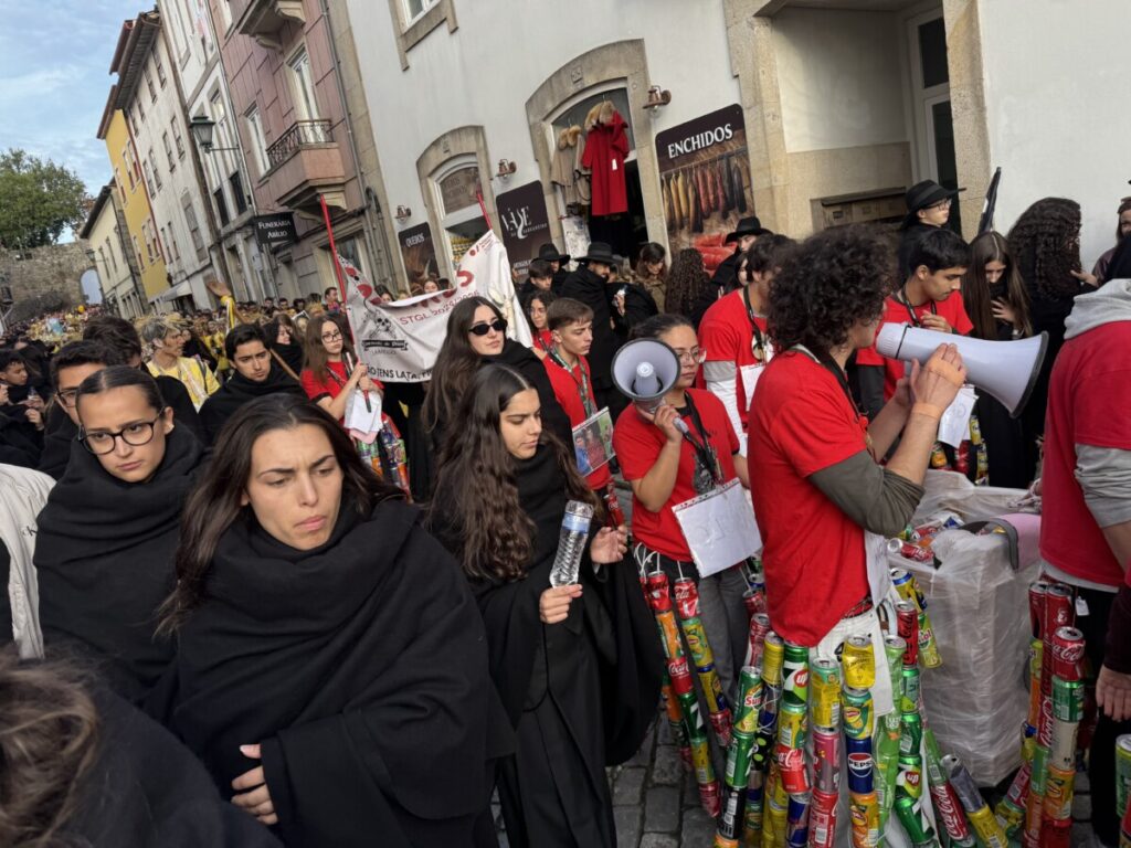 latada 202515 - Jornal do Centro O barulho das latas e os cânticos de cada curso, uns mais atrevidos, outros mais comedidos (c/fotogaleria)