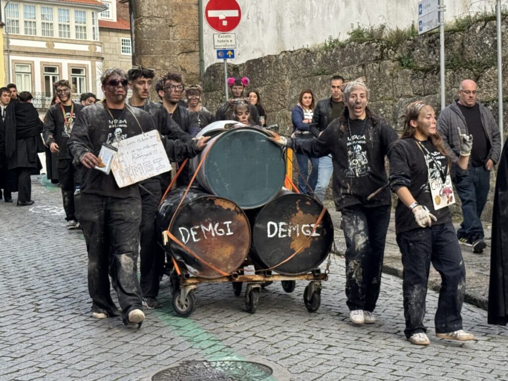 latada 202516 - Jornal do Centro O barulho das latas e os cânticos de cada curso, uns mais atrevidos, outros mais comedidos (c/fotogaleria)