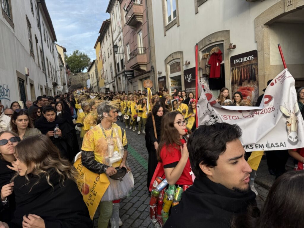latada 202517 - Jornal do Centro O barulho das latas e os cânticos de cada curso, uns mais atrevidos, outros mais comedidos (c/fotogaleria)