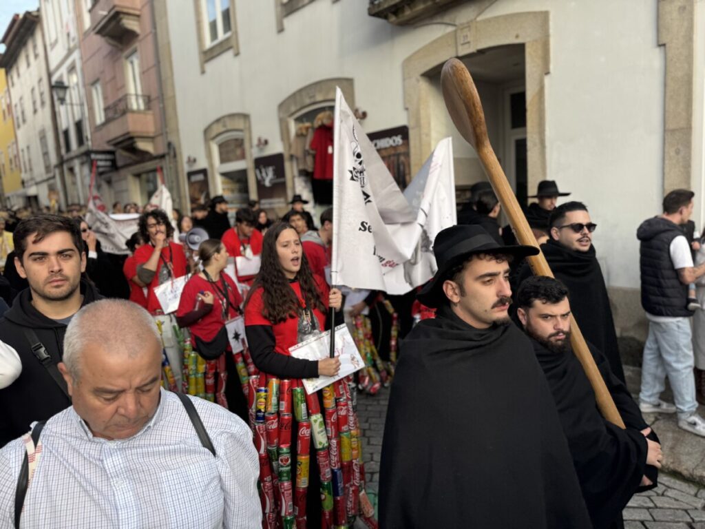 latada 20252 - Jornal do Centro O barulho das latas e os cânticos de cada curso, uns mais atrevidos, outros mais comedidos (c/fotogaleria)