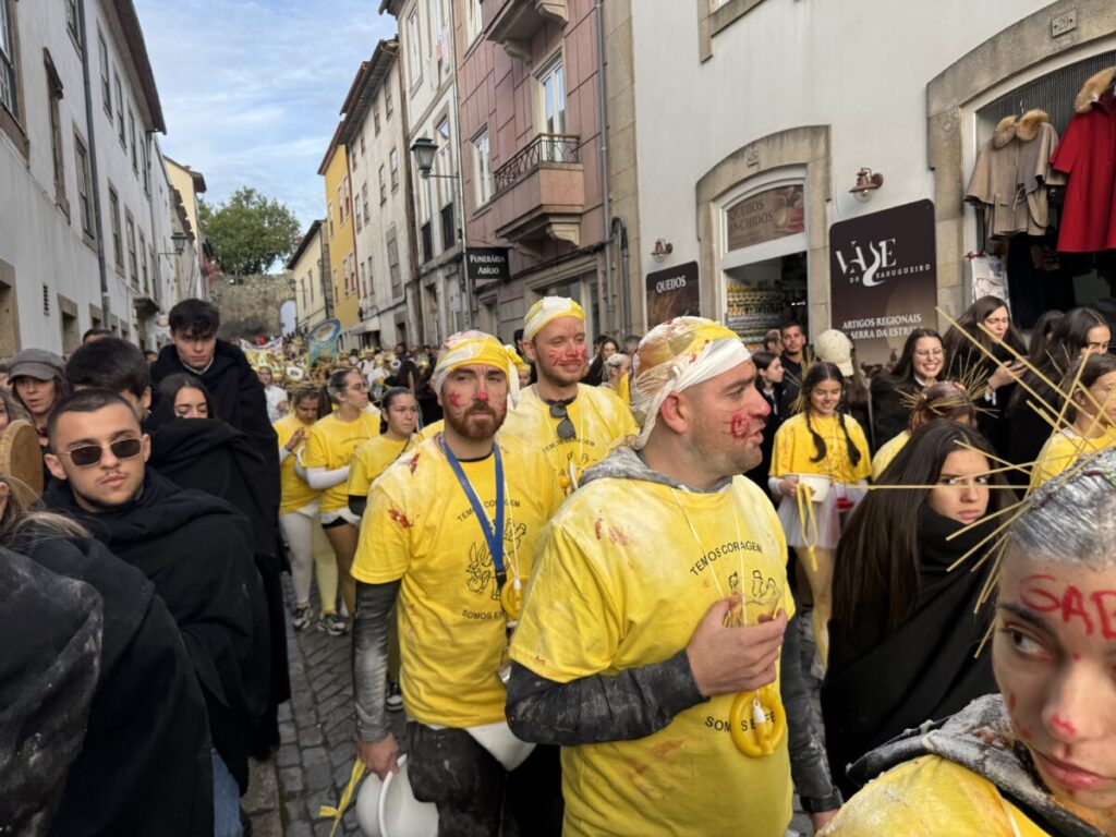 latada 202520 - Jornal do Centro O barulho das latas e os cânticos de cada curso, uns mais atrevidos, outros mais comedidos (c/fotogaleria)