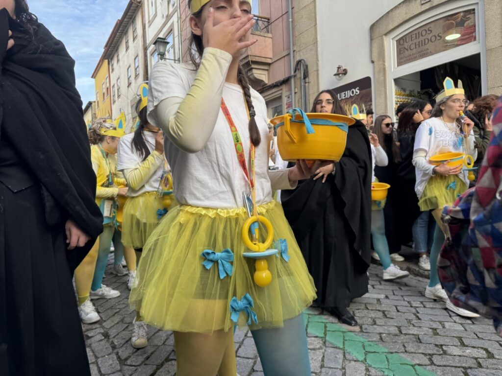 latada 202524 - Jornal do Centro O barulho das latas e os cânticos de cada curso, uns mais atrevidos, outros mais comedidos (c/fotogaleria)