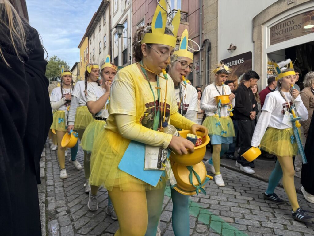 latada 202525 - Jornal do Centro O barulho das latas e os cânticos de cada curso, uns mais atrevidos, outros mais comedidos (c/fotogaleria)