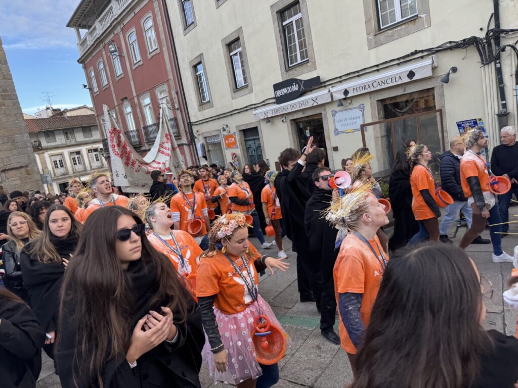 latada 202526 - Jornal do Centro O barulho das latas e os cânticos de cada curso, uns mais atrevidos, outros mais comedidos (c/fotogaleria)
