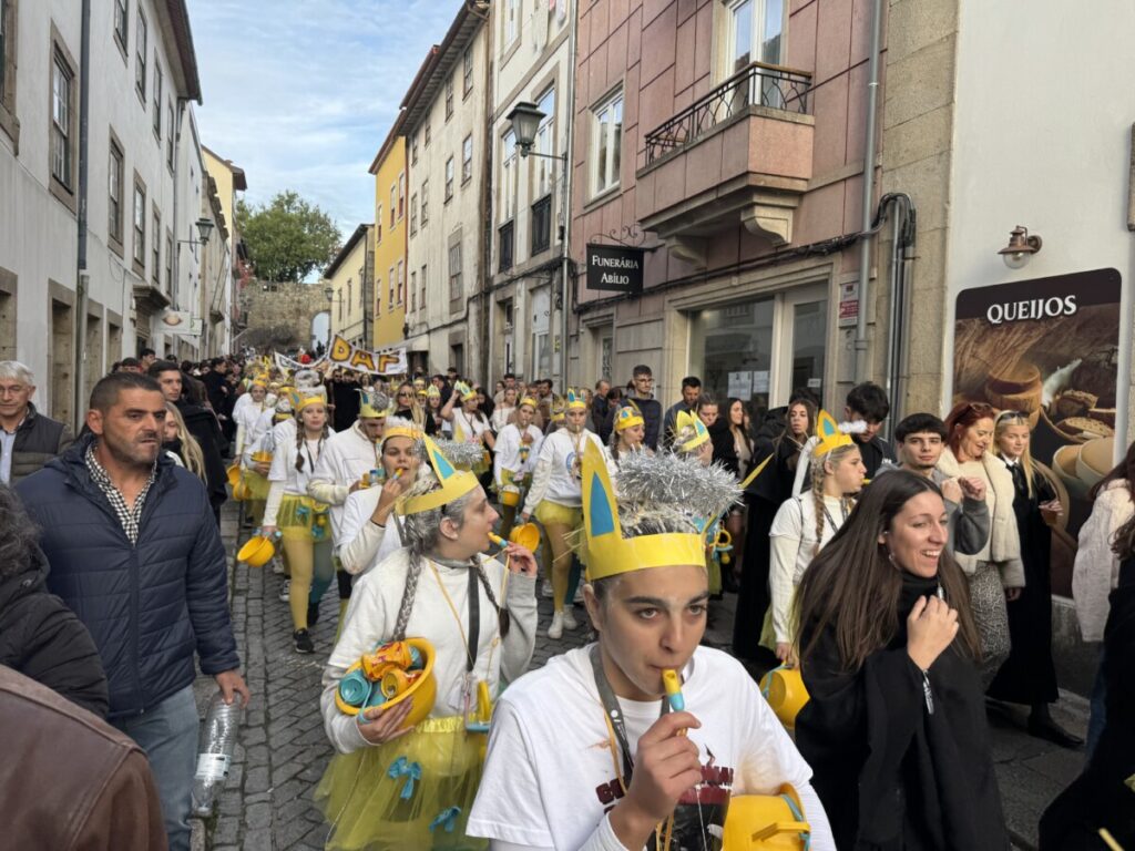 latada 202527 - Jornal do Centro O barulho das latas e os cânticos de cada curso, uns mais atrevidos, outros mais comedidos (c/fotogaleria)