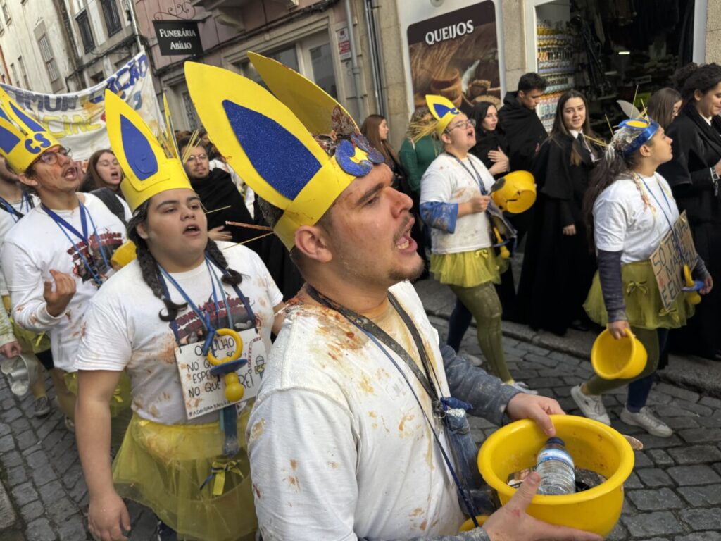 latada 202528 - Jornal do Centro O barulho das latas e os cânticos de cada curso, uns mais atrevidos, outros mais comedidos (c/fotogaleria)