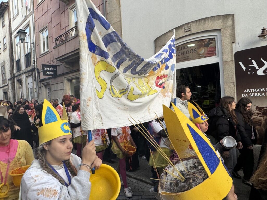 latada 202529 - Jornal do Centro O barulho das latas e os cânticos de cada curso, uns mais atrevidos, outros mais comedidos (c/fotogaleria)
