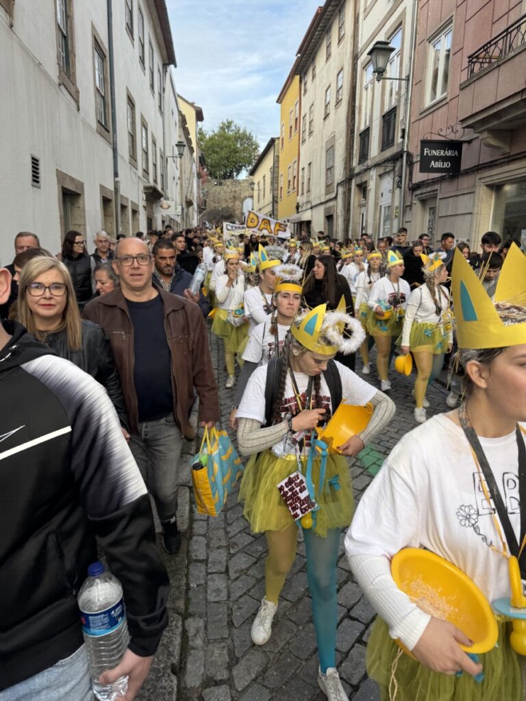 latada 20253 - Jornal do Centro O barulho das latas e os cânticos de cada curso, uns mais atrevidos, outros mais comedidos (c/fotogaleria)